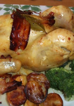 Una foto de Pollo al horno con zumo de lima y bacon ahumado