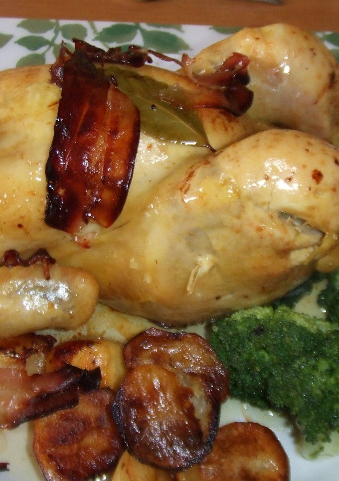 Una foto de Pollo al horno con zumo de lima y bacon ahumado