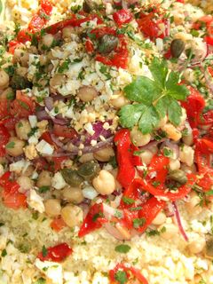 Una foto de Cus-cus y garbanzos con aliño de tahini