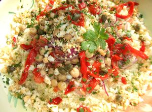Una foto de Cus-cus y garbanzos con aliño de tahini