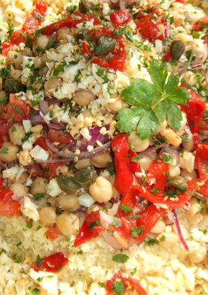 Una foto de Cus-cus y garbanzos con aliño de tahini