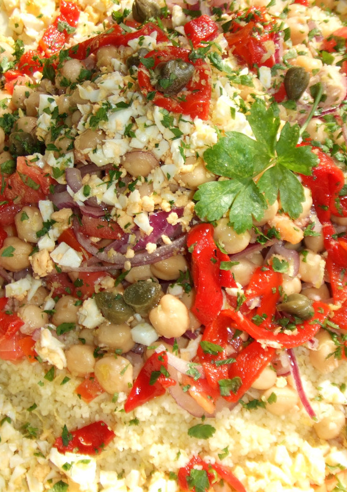 Una foto de Cus-cus y garbanzos con aliño de tahini