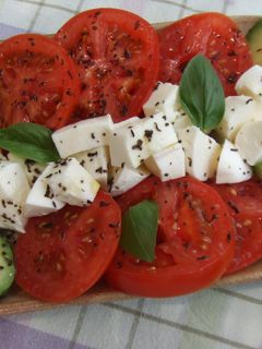 Una foto de Tomates, aguacate y mozzarella a la trufa negra
