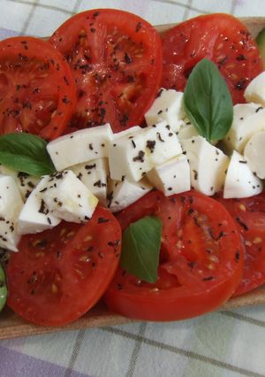 Una foto de Tomates, aguacate y mozzarella a la trufa negra