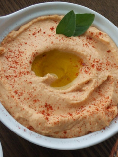Una foto de Dip de hummus con pimientos asados