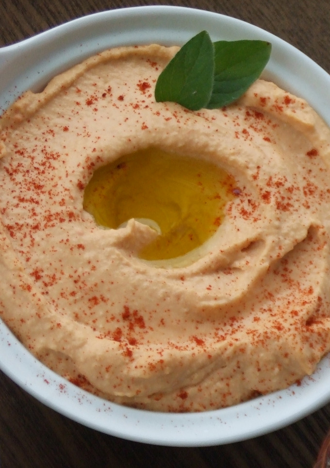Una foto de Dip de hummus con pimientos asados