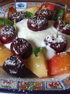 Una foto de Fruta de verano con salsa de coco