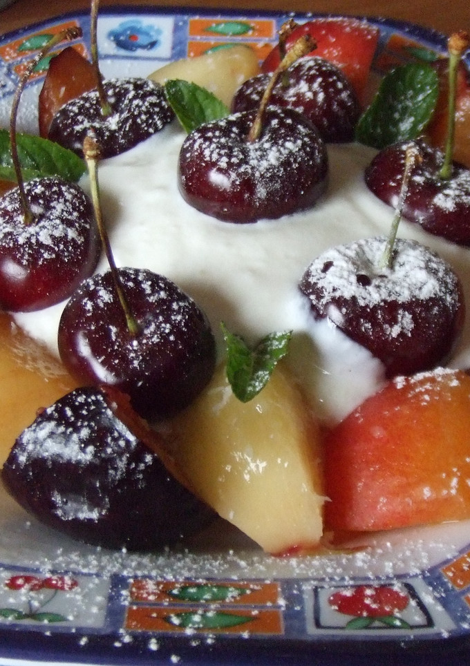 Una foto de Fruta de verano con salsa de coco