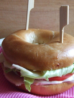 Una foto de Bagel de lacón y queso havarti