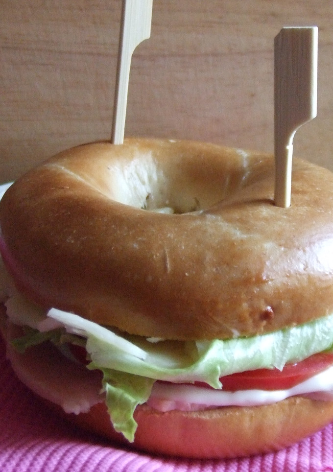 Una foto de Bagel de lacón y queso havarti