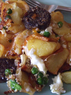 Una foto de Sartenada de patatas, morcillas y huevos