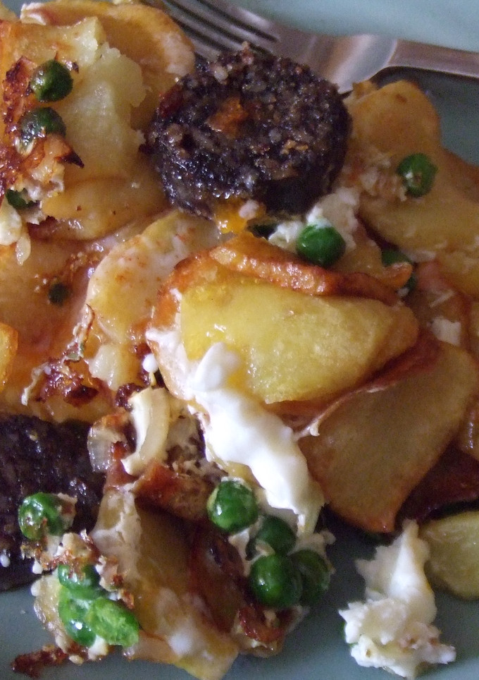 Una foto de Sartenada de patatas, morcillas y huevos