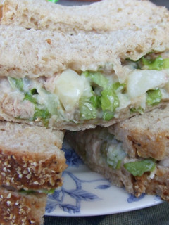 Una foto de Sándwiches de ensalada rusa