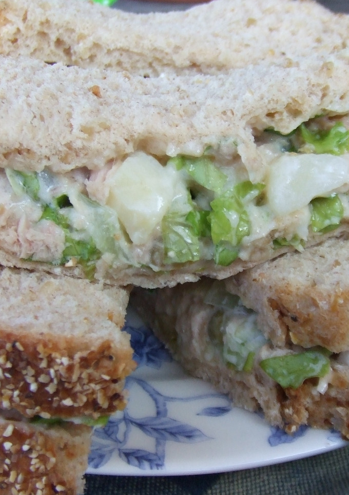 Una foto de Sándwiches de ensalada rusa
