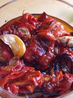 Una foto de Pimientos morrones confitados