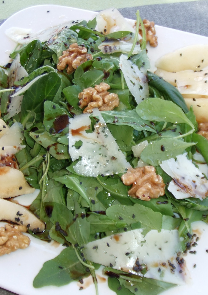 Una foto de Ensalada de rúcula, pera, queso y nueces