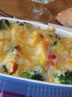 Una foto de Gratinado de patatas, tomates y huevos con queso Maasdemer