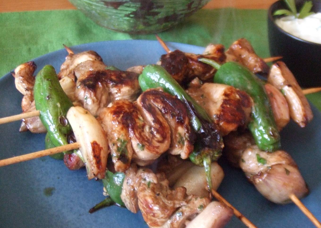 Brochetas de pollo al coñac con escalonias y pimientos de Couto