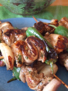 Una foto de Brochetas de pollo al coñac con escalonias y pimientos de Couto