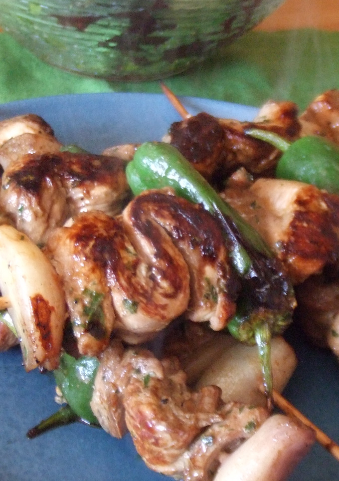 Una foto de Brochetas de pollo al coñac con escalonias y pimientos de Couto