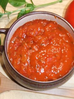 Una foto de Salsa criolla de tomates