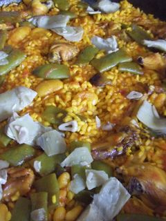 Una foto de Conejo con arroz y verduras