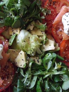 Una foto de Tomates, salmón, aguacate, rúcula con crème fraîche 