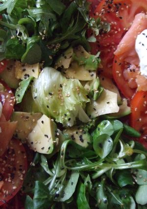 Una foto de Tomates, salmón, aguacate, rúcula con crème fraîche 