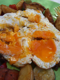Una foto de Huevos rotos con verduras y chorizo colorado