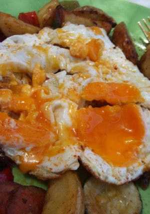 Una foto de Huevos rotos con verduras y chorizo colorado