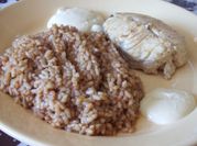 Una foto de pinchos con arroz