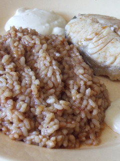Una foto de Arroz meloso con merluza de pincho