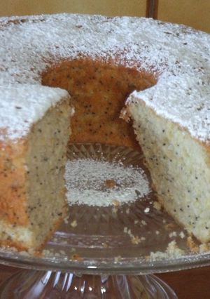 Una foto de Bizcocho de limón y semillas de amapola con yogurt