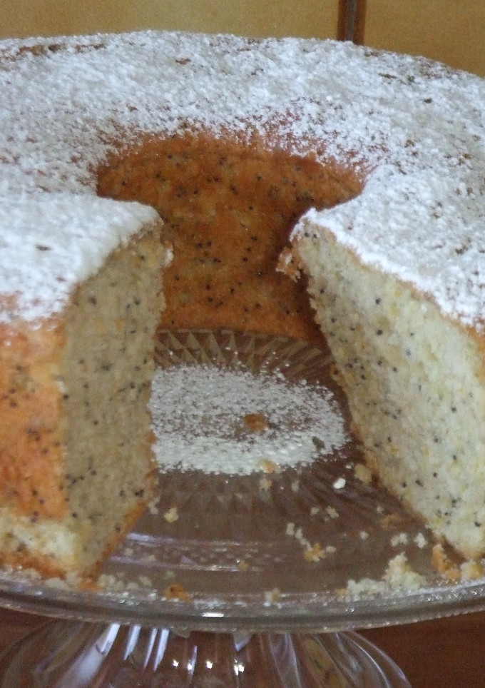 Una foto de Bizcocho de limón y semillas de amapola con yogurt