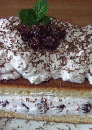 Una foto de Pastel Selva Negra con ralladura de chocolate