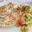 Pechuga de pollo al limón y orégano con tomate y aguacate, de dieta