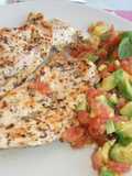 Pechuga de pollo al limón y orégano con tomate y aguacate, de dieta