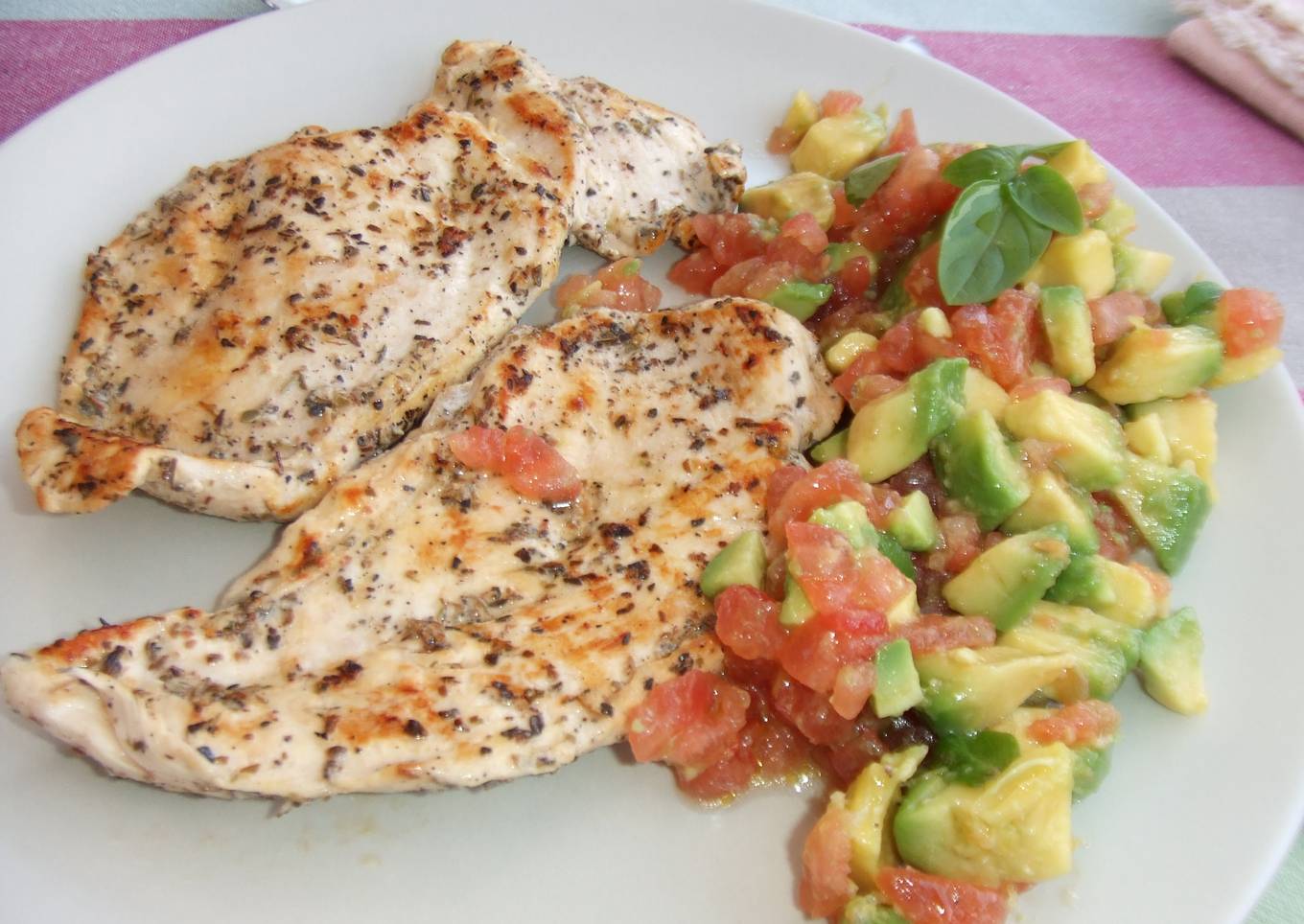 Pechuga de pollo al limón y orégano con tomate y aguacate, de dieta