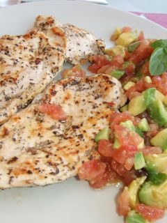 Una foto de Pechuga de pollo al limón y orégano con tomate y aguacate, de dieta