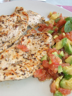 Una foto de Pechuga de pollo al limón y orégano con tomate y aguacate, de dieta