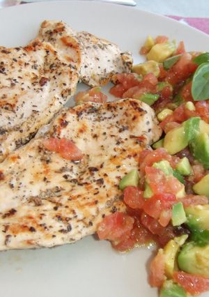 Una foto de Pechuga de pollo al limón y orégano con tomate y aguacate, de dieta