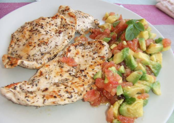 Foto principal de Pechuga de pollo al limón y orégano con tomate y aguacate, de dieta