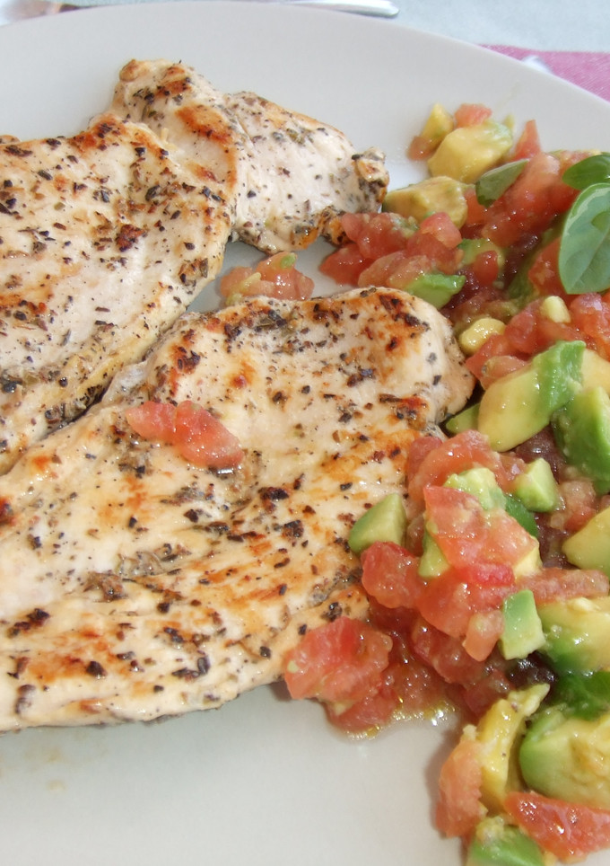 Una foto de Pechuga de pollo al limón y orégano con tomate y aguacate, de dieta