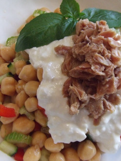 Una foto de Ensalada de garbanzos y atún con su salsa