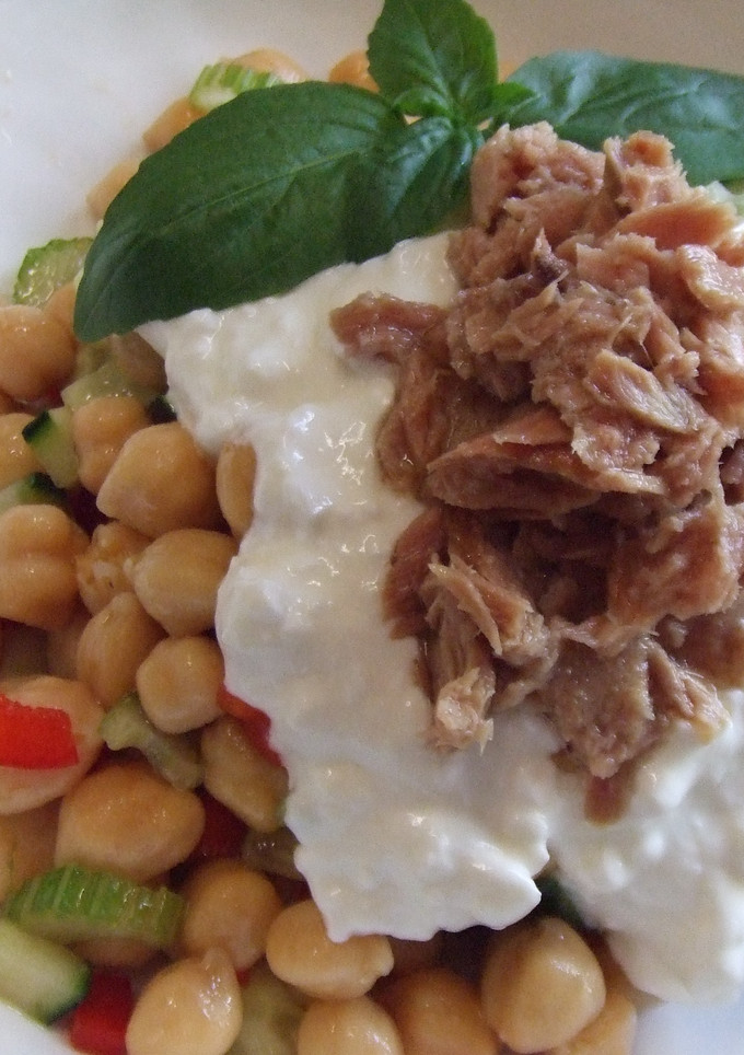 Una foto de Ensalada de garbanzos y atún con su salsa