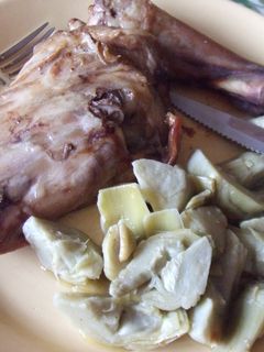 Una foto de Paletillas de cordero lechal con alcachofas al ajillo