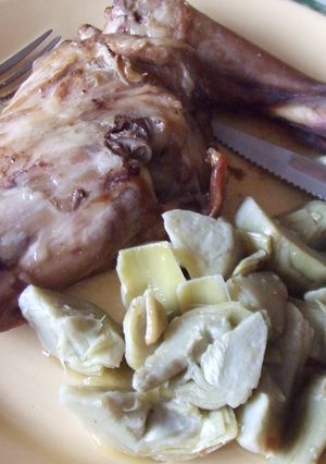 Una foto de Paletillas de cordero lechal con alcachofas al ajillo