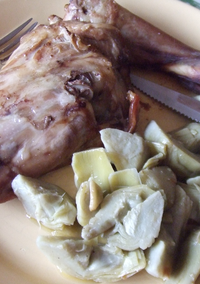 Una foto de Paletillas de cordero lechal con alcachofas al ajillo
