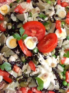 Una foto de Arroz negro con hortalizas y salsa de tahini