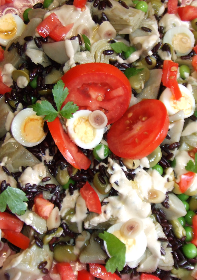 Una foto de Arroz negro con hortalizas y salsa de tahini